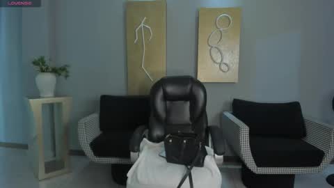 Snapshot of ninamichelle_ chatting on February 6, 5:27 pm Nina online show from February 6, 5:27 pm