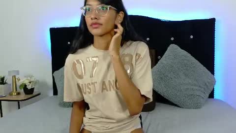 Snapshot of nira_lux chatting on June 17, 1:52 am Nira Lux online show from June 17, 1:52 am
