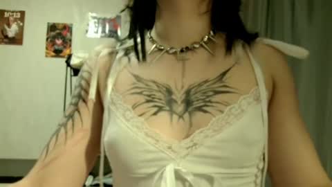 Snapshot of nishazenisek chatting on May 28, 4:15 pm Alice online show from May 28, 4:15 pm