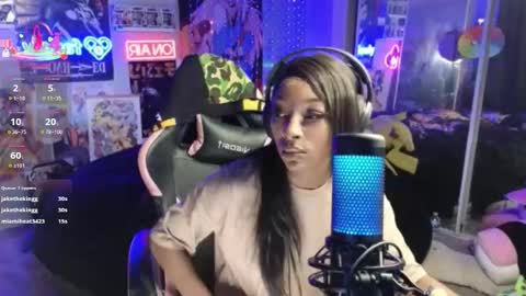 NIVIA WOLFE online show from December 18, 1:50 pm