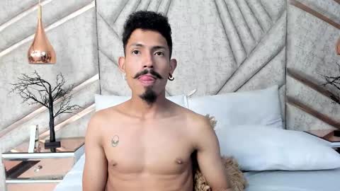 Snapshot of noaahtylor chatting on February 8, 9:40 pm Noah online show from February 8, 9:40 pm