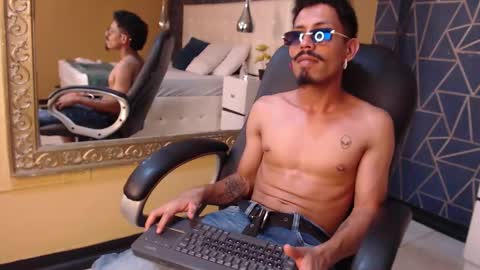 Snapshot of noaahtylor chatting on February 9, 9:19 pm Noah online show from February 9, 9:19 pm