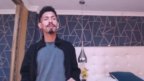 Snapshot of noaahtylor chatting on February 26, 12:20 am Noah online show from February 26, 12:20 am