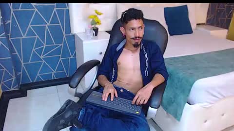 Snapshot of noaahtylor chatting on February 27, 10:43 pm Noah online show from February 27, 10:43 pm