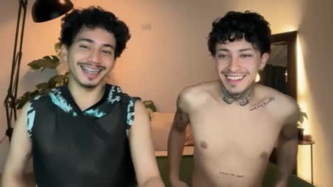 Snapshot of noah_and_steven chatting on May 22, 11:43 pm noah_and_steven online show from May 22, 11:43 pm
