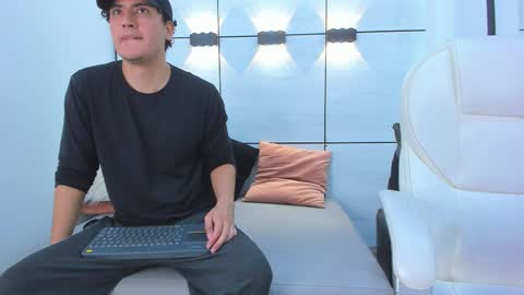 Snapshot of noah_ferrary chatting on November 8, 7:01 pm Noah Ferrary online show from November 8, 7:01 pm