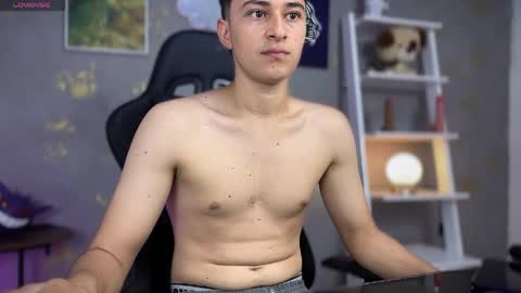 Snapshot of noah_magno chatting on March 26, 12:33 pm noah online show from March 26, 12:33 pm