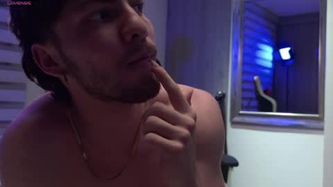 Snapshot of noah_oliveira chatting on May 23, 11:53 pm Noah Oliveira online show from May 23, 11:53 pm
