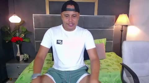 Snapshot of noah_oliver1 chatting on May 27, 1:24 am NOAH online show from May 27, 1:24 am