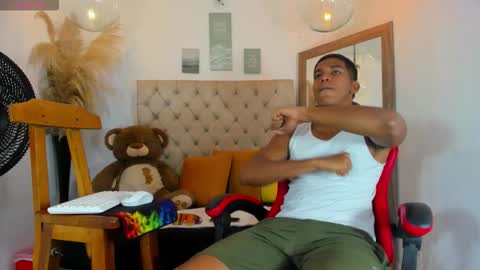 N O AH - S T H O  N E online show from January 17, 3:11 am