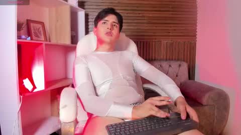 Snapshot of noahwolff_ chatting on February 1, 4:44 am Noah online show from February 1, 4:44 am