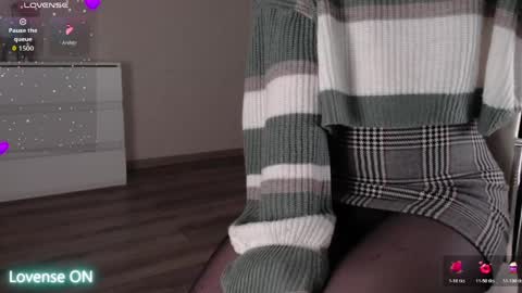 noelleneptune online show from April 11, 6:29 am