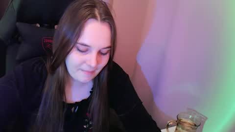 noir_ember_ online show from November 4, 2:49 pm