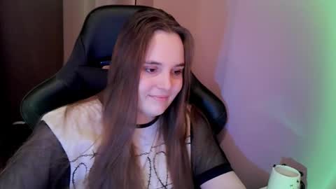 noir_ember_ online show from December 4, 2:48 pm