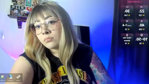 Snapshot of nova_gara chatting on June 17, 3:20 am s online show from June 17, 3:20 am