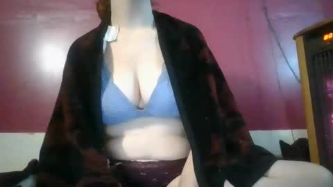 Snapshot of nuthin2cee chatting on December 4, 5:17 am nuthin2cee online show from December 4, 5:17 am