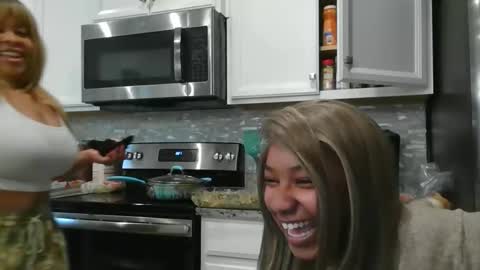Snapshot of nutureallure chatting on May 23, 11:20 pm NurtureAllure online show from May 23, 11:20 pm