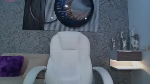 independent model online show from October 23, 6:39 pm