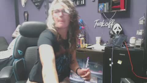 Snapshot of oddywithabody chatting on October 13, 7:08 am Oddy With A Body online show from October 13, 7:08 am