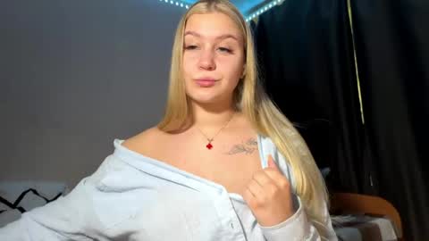 Snapshot of odelindafaro chatting on June 7, 3:43 am Lili online show from June 7, 3:43 am