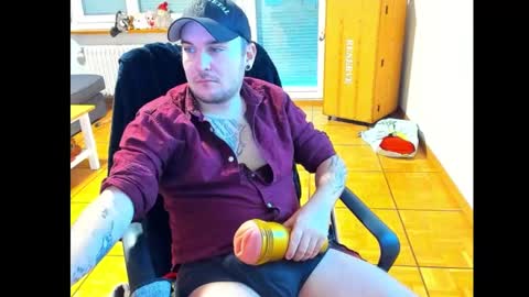 Snapshot of ohihoe92 chatting on December 3, 7:43 am Chris online show from December 3, 7:43 am