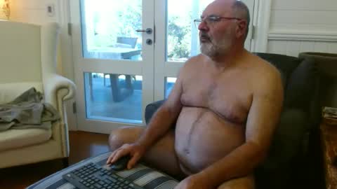 Snapshot of ohjonny55 chatting on April 17, 3:42 am Ohjonny online show from April 17, 3:42 am