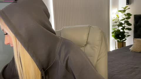 Emma online show from April 7, 1:06 am