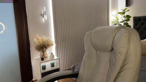 Emma online show from April 11, 1:10 am