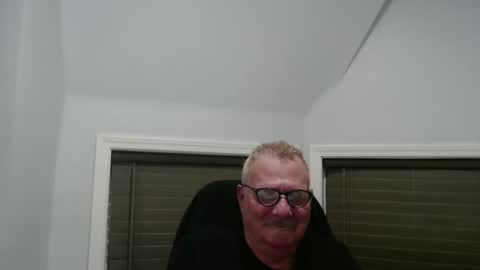 Snapshot of oldguybigd chatting on April 16, 2:12 am oldguybigd online show from April 16, 2:12 am