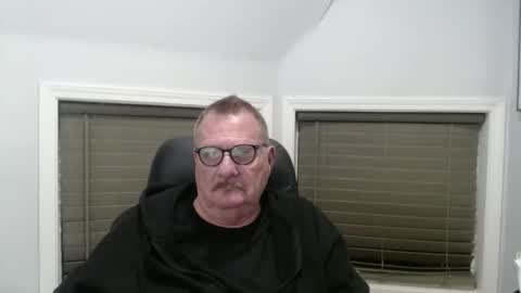 Snapshot of oldguybigd chatting on April 19, 4:34 am oldguybigd online show from April 19, 4:34 am