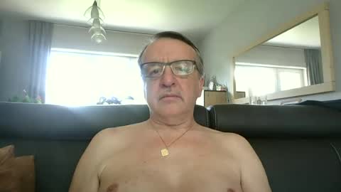 Snapshot of oldtimer160162493 chatting on June 16, 11:46 am oldtimer160162493 online show from June 16, 11:46 am