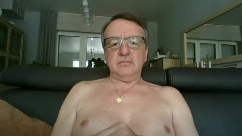 Snapshot of oldtimer160162493 chatting on June 17, 1:01 pm oldtimer160162493 online show from June 17, 1:01 pm