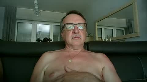 Snapshot of oldtimer160162493 chatting on June 22, 2:03 pm oldtimer160162493 online show from June 22, 2:03 pm