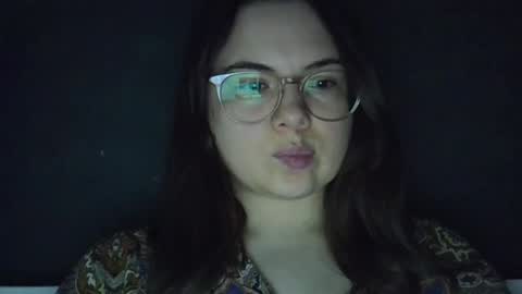 Snapshot of olivepeach chatting on June 23, 12:14 pm Oil online show from June 23, 12:14 pm
