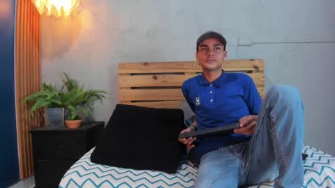 Snapshot of oliver_mejia chatting on January 30, 1:44 am THE MONSTER COCK OLIVER online show from January 30, 1:44 am