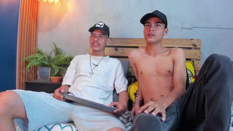 Snapshot of oliver_mejia chatting on February 1, 1:34 am THE MONSTER COCK OLIVER online show from February 1, 1:34 am