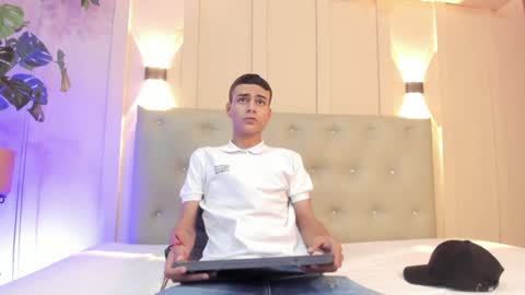 Snapshot of oliver_mejia chatting on February 4, 7:11 pm THE MONSTER COCK OLIVER online show from February 4, 7:11 pm