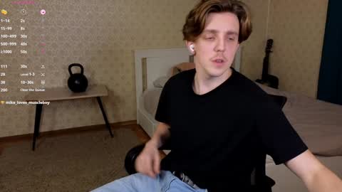 Snapshot of oliver_travis chatting on December 16, 12:37 am Oliver Evans online show from December 16, 12:37 am