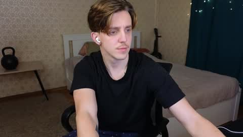 Snapshot of oliver_travis chatting on December 19, 12:02 am Oliver Evans online show from December 19, 12:02 am