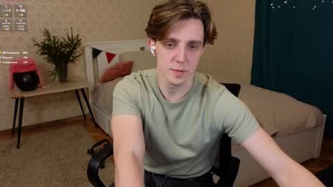 Snapshot of oliver_travis chatting on January 10, 2:25 am Oliver Evans online show from January 10, 2:25 am