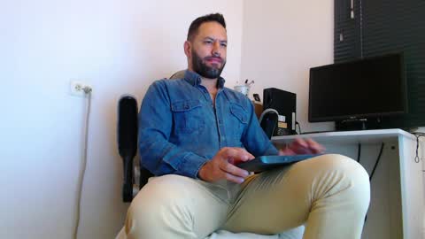 oliver online show from April 3, 1:42 pm