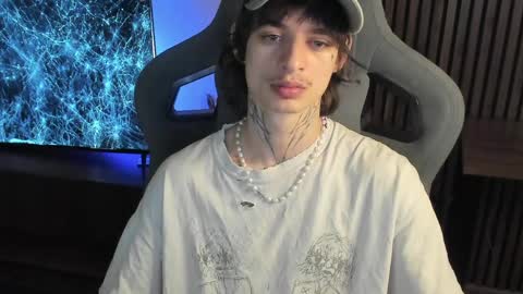 Snapshot of oliverrgroove chatting on April 4, 4:04 pm oliverrgroove online show from April 4, 4:04 pm