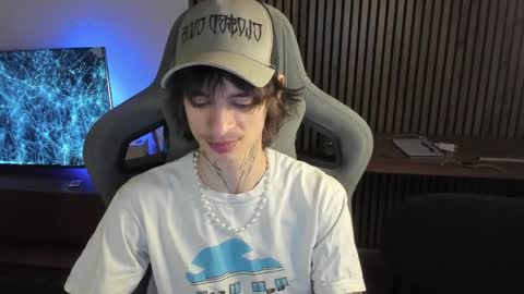 Snapshot of oliverrgroove chatting on April 5, 8:17 pm oliverrgroove online show from April 5, 8:17 pm