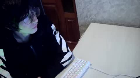 Snapshot of olivertwink007 chatting on March 11, 5:19 pm oliverrrtwink online show from March 11, 5:19 pm