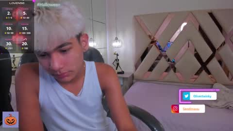 Snapshot of olivertwinky_ chatting on October 3, 1:41 pm Oliver online show from October 3, 1:41 pm