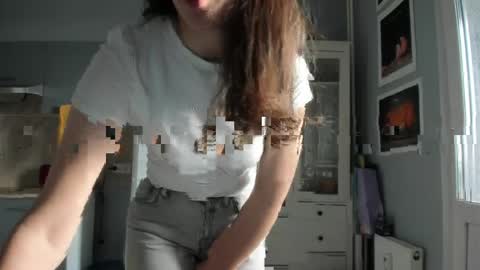 Snapshot of olivia__dream chatting on May 13, 3:31 pm olivia__dream online show from May 13, 3:31 pm