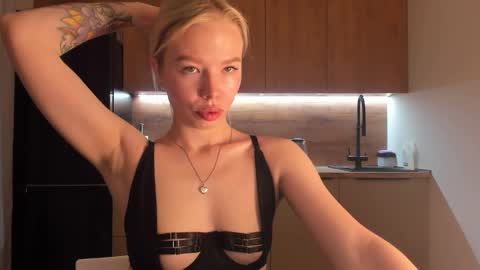 Olivia 3 online show from March 12, 9:35 pm