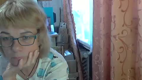 Snapshot of olivia_mia25 chatting on June 1, 5:20 am Olivia Mia online show from June 1, 5:20 am