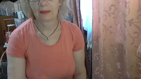 Snapshot of olivia_mia25 chatting on June 18, 6:02 am Olivia Mia online show from June 18, 6:02 am