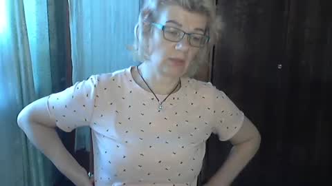 Snapshot of olivia_mia25 chatting on July 2, 8:20 am Olivia Mia online show from July 2, 8:20 am